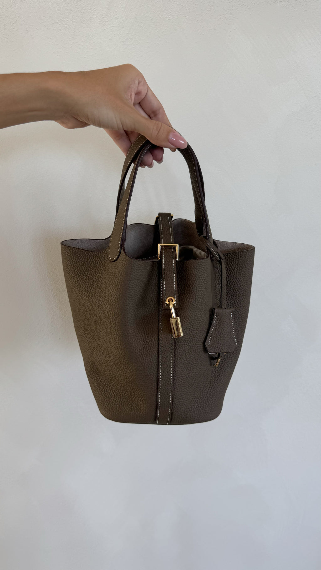 TAUPE BUCKET BAG LOCK 18