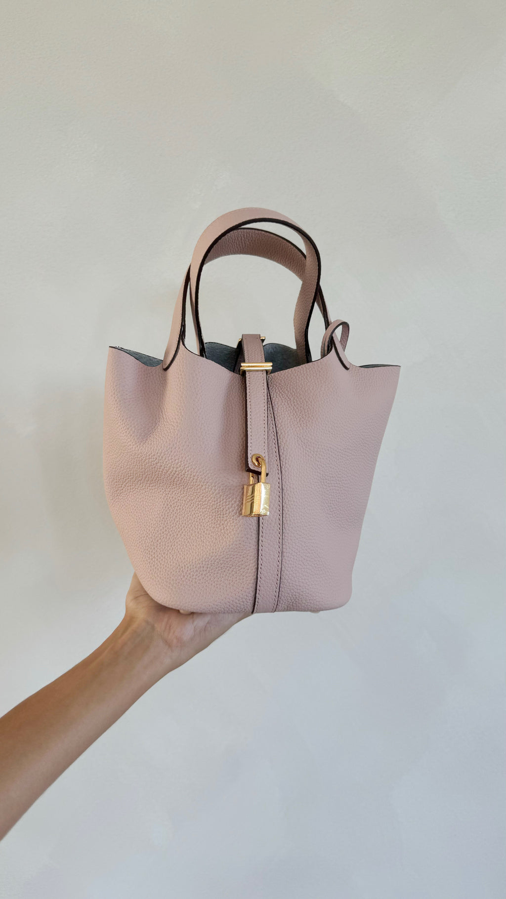 POWDER PINK BUCKET BAG LOCK 18