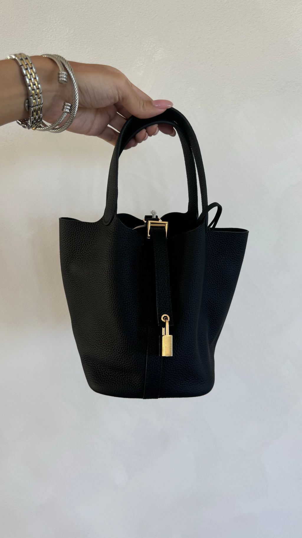 BLACK BUCKET BAG LOCK 18
